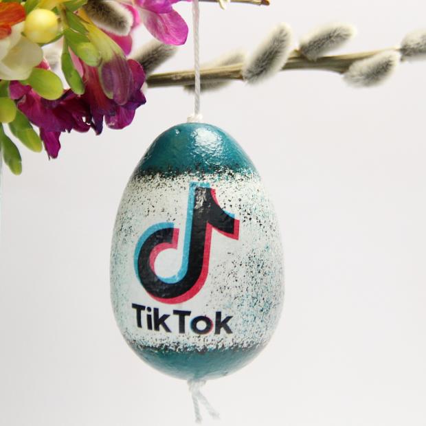 Húsvéti tojás Tik-Tok emblémával